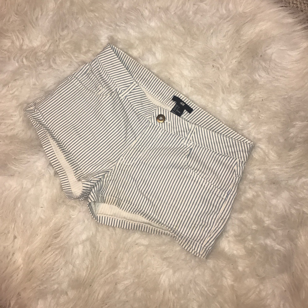 STRIPED SHORT-SHORTS